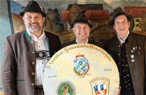 Zum dritten Mal gewannen D’Elfer aus Wildenwart die Ehrenscheibe der Gemeinde Frasdorf. Die Schützenmeister von Frasdorf, Christian Schlosser (links) und Sepp Staudacher (rechts) von Umrathshausen, übergaben die Scheibe an Schützenmeister Andreas Freund (Mitte).Foto Rehberg