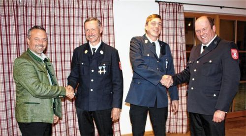 Zum guten und unfallfreien Gelingen für weitere sechs Jahre Amtszeit gratulieren Bürgermeister Max Singer (links) und Vorsitzender der FFW Dettendorf, Josef Schweiger, den wiedergewählten Kommandanten Johann Willerer (Zweiter von links) und Stefan Millauer (Zweiter von rechts). Fotos strim