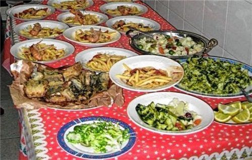 Zum neapolitanischen Weihnachtsmenü gehört auch frischer Fisch, Brokkoli und natürlich Pasta. Fotos alfons Massimo