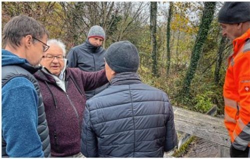 Zum Ortstermin an der Kneippanlage trafen sich (von links) Thomas Brandner vom Wasserwirtschaftsamt, Dr. Klaus Piwernetz, Vorsitzender des Aschauer Kneippvereins, Josef Schrank von der Gemeinde Aschau, Alois Juraschek, ehemaliger Kreisbaumeister des Landkreises Rosenheim, und Aschaus Bauhofleiter Rudi Angermaier. Foto Kirchner