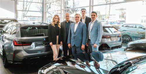 Zwei Familienunternehmen werden ab 1. Januar 2025 zu einer MOTORHEIMAT (von rechts): Richard Alexander Wagner, Leonhard Wagner, Richard Wagner, Elmar Schwarz und Lea Schwarz.