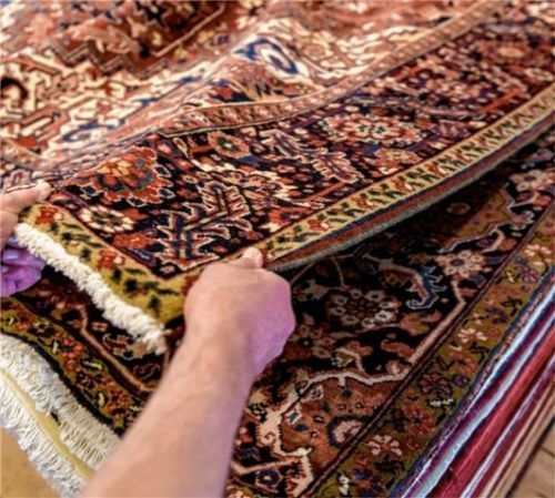 Zwei Männer gaben sich in Rimsting als Teppichverkäufer aus und prellten einen Senior (Symbolfoto). Doch sie flogen auf und es klickten die Handschellen. Es ist eine von vielen Betrugsmaschen. Foto dpa