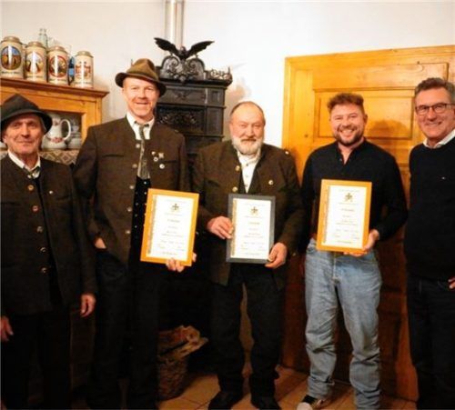 Zweiter Vorsitzender Franz Aiblinger, Vorsitzender Gidi Moser, Ehrenvorsitzender Simon Deindl senior, Josef Stuffer junior und Bürgermeister Georg Huber (von links).

Foto Deindl