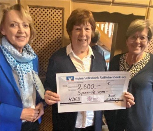 2600 Euro spendete der Bad Aiblinger Frauenbund für soziale Zwecke. Stellvertretende Schatzmeisterin Anneliese Schmelzer, Vorsitzende Resi Raß und ihre Stellvertreterin Rita Krupp (von links) freuen sich, dass sie eine solch stattliche Summe verteilen konnten.Foto Kotter