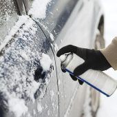 So bekommt man sein zugefrorenes Auto wieder auf