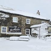 Gemeinderätin eingeschneit in englischem Pub