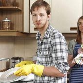 Wie Männer sich bei der Hausarbeit verschätzen