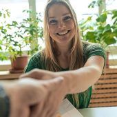 Der Handschlag ist zurück