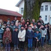 Greimhartinger Klöpfelkinder singen und helfen