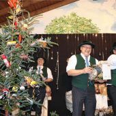 Oberlandler starten mit Christbaumversteigerung ins neue Jahr