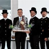 Rußschwarze Glücksbringer machen dem Landrat ihre Aufwartung