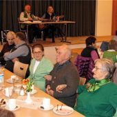 Vergnügliche Stunden für Senioren bei Kaffee und Kuchen