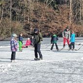 Eisiges Sportvergnügen auf dem Weiher