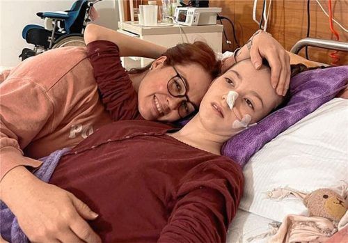 Zu Beginn ihrer Reha-Zeit in Vogtareuth konnte Nahla noch kaum Emotionen zeigen. Kuscheln mit Mama Nadine war dennoch möglich. Foto privat