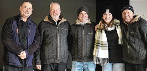 Abteilungsleiter Claus Ertl vom EV Rosenheim mit der Siegermannschaft, der Auswahl Kreis 203 (von links).Foto re