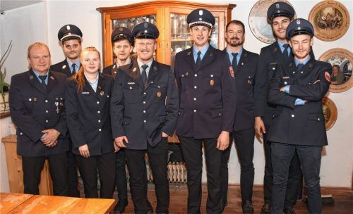 Alter und neuer Vorstand: (von links) Beisitzer Jürgen Weber, Alexander Grossmann, Beisitzerin Anna Waldleitner, Maximilian Korten, Zweiter Vorsitzender Felix Blank, Vorsitzender Josef Linner, Schriftführer Florian Bortenlänger, Beisitzer Lukas Kapser und Kassier Georg WaldleitnerFoto re