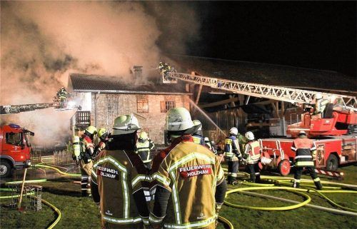 Am Neujahrstag waren die Feuerwehren aus der Region bei einem Brand auf einem landwirtschaftlichen Anwesen in Thal bei Feldkirchen-Westerham gefordert.Foto  Reisner