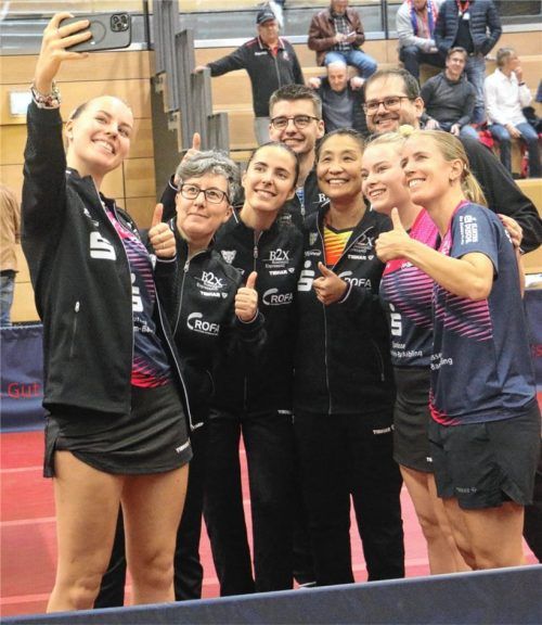 Anstatt eines Handyfotos will Kolbermoors Trainer Michael Fuchs am Sonntagabend mit seiner Mannschaft zum dritten Mal den deutschen Tischtennis-Pokal in Händen halten. Foto Gerhard Erlich