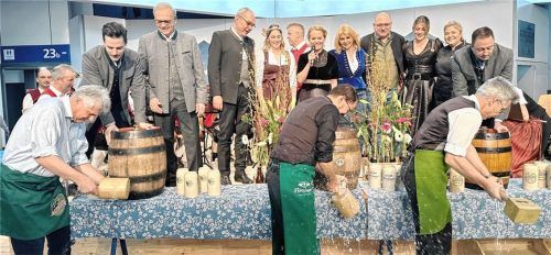 Anzapfen im Dreiklang: (von links) Bürgermeistersprecher Bernd Feßler, Rosenheimer Oberbürgermeister Andreas März und Landrat Otto Lederer eröffnen den Biergarten der Bayernhalle. Foto Hötzelsperger