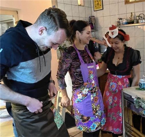 Arielle macht nicht nur die Schürzen aus thailändischen Stoffen selbst. Sie gibt auch Kochkurse. Ihre Stammgäste Jasmin und Manu sind begeistert.