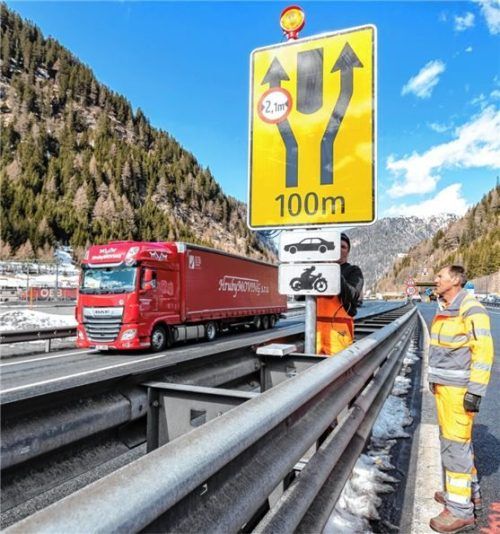 Asfinag-Mitarbeiter beim Regeln des Verkehrs (Symbolbild): Am heutigen Samstag probiert der Autobahnbetreiber an der Luegbrücke etwas aus. Foto Expa/Johann Groder