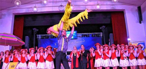 Auch das neue Prinzenpaar hatte einige spektakuläre Hebefiguren einstudiert. Foto  Ammelburger