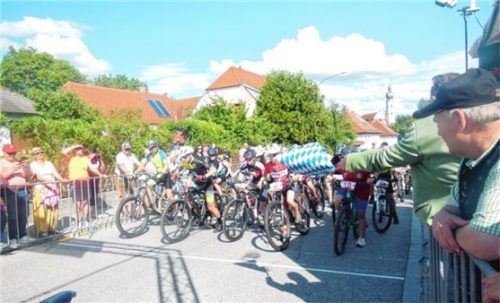 Auch die dritte Auflage des Pfingstradrennens war ein voller Erfolg. Profifahrer und Kinder begaben sich bei perfektem Radlwetter auf die Strecke.