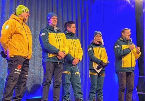 Auch die Weltcup-Verantwortlichen kamen während der Eröffnungsfeier zu Wort, hier DSV-Präsident Jörg Flechtner, Moderator Harald von Knoerzer, Bürgermeister Justus Pfeifer, Moderatorin Laura Erdelyi und OK-Präsident Hermann Hipf (von links).Foto Aicher