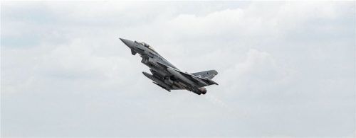 Auch Militärflugzeuge wie dieser Eurofighter könnten laut Experten im Überschallflug irrtümlich von Bürgern als Erdbeben wahrgenommen werden. Zum Zeitpunkt der Wahrnehmungen im Mangfalltal waren in der Region allerdings keine Militärflugzeuge in der Luft. Foto DPA