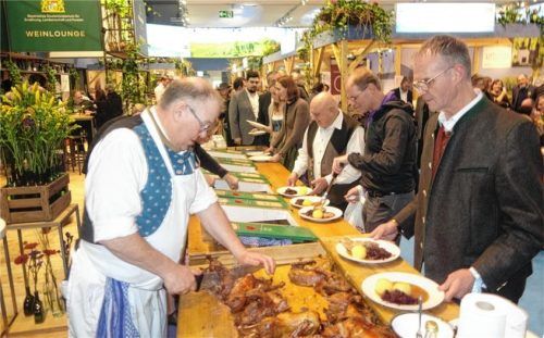 Auf der Grünen Woche in Berlin: Entenwirt Peter Schrödl vom Samerberg versorgt mit seinem Team den Biergarten in der Bayernhalle. Foto A. Hötzelsperger