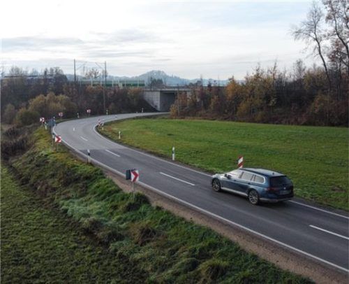 Auf der Staatsstraße 2080 bei Weiching war die Autofahrerin (81) von der Fahrbahn abgekommen und in einer Böschung gelandet. Foto Hadersbeck