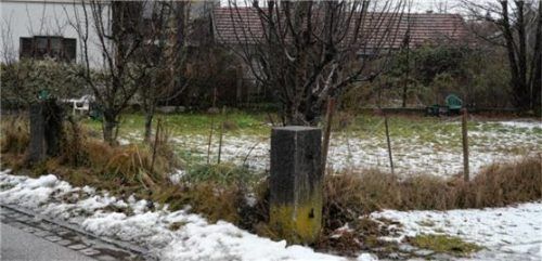 Auf diesem Grundstück soll ein Zweifamilienhaus gebaut werden. Foto merk