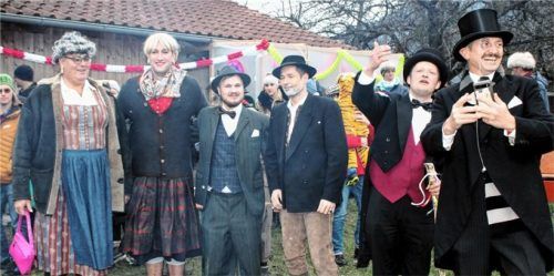 Auf eine „scheene Bettlhouzat“ in Au freuen sich (von rechts) der Standesbeamte „Traunix“, Hochzeitlader „Progoderix Kaasnix“, Silberhochzeiter „Jozip Tromlowozkolow“, der „greane“ Hochzeiter „Cholerus Lakus Ausrichterix“, seine Braut „Vikzenzia Siloriachnix Kniapipifix“ sowie Silberhochzeiterin „Hyazinthia Kniebiesler“. Fotos Strim