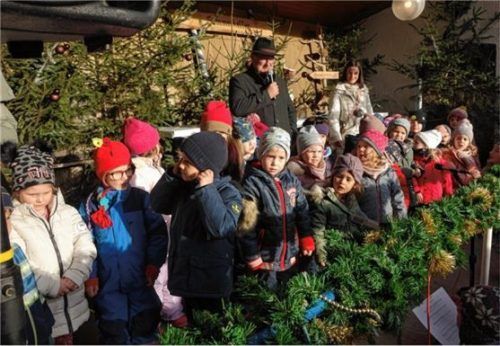 Auftakt in die „stade Zeit“: Seit über 20 Jahren organisieren die Hüttenfreunde die Erhartinger Bergweihnacht. Stets dabei sind die Stubnmusi „Knopf & Saitn“ und der Kinderchor der „Erhartinger Ritterkinder“. Foto Fuhrmann