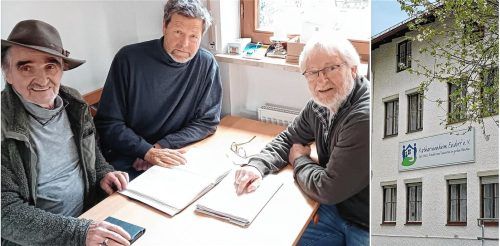 Bad Endorf soll sich um den Kauf des Katharinenheims bemühen. Die Marktgemeinderäte (von links) Martin Lauber, Eduard Huber und Gerhard Schloots fordern das im Namen der Fraktionen von Freien Wählern/ÜWG/ EFL sowie Bündnis 90/Die Grünen. Foto Gerlach/Ammelburger