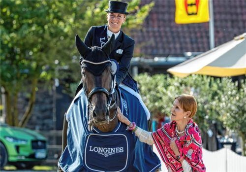 Béatrice Bürchler-Keller (rechts) vertraute Jessica von Bredow-Werndl ihre Stute TSF Dalera BB an. Daraus resultierte viermal Olympia-Gold.Foto IMAGO / Stefan Lafrentz