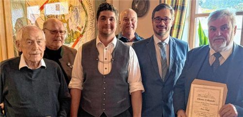 Bei den Ehrungen: (von links) Otto Gartner, Ernst Kowalski, Zweiter Vorsitzender Josef Bichler junior, Helmut Bergmaier, Vorsitzender Max Rein und Peter Dagg.Foto re