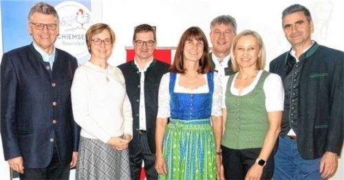 Bei der Neu-Präsentation von UadB Chiemsee-Wendelstein: (von links) Franz Oberbauer, Anja Westner (Agrarteam), Donat Fischer und Sabine Bauer (Vorsitzende UadB), Rainer Obertshauser (Agrarteam), Sandra Wierer (Geschäftsführerin UadB) und Markus Ostermaier, Abteilungsleiter Gewerbekunden. Foto Hötzelsperger