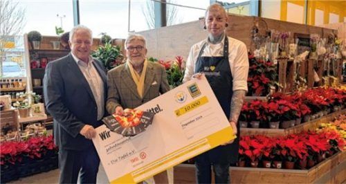 Bei der Scheckübergabe: (von links) Lothar Odenbach, Vorstandsvorsitzender der Edeka Südbayern Stiftung,Dr. Horst Steppi, Leiter Rosenheimer Tafel, und Marktleiter Martin Reckmann.Foto Edeka