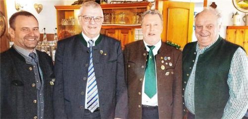 Bei der Versammlung: (von links) Vorsitzender Sepp Eckl, Söchtenaus Bürgermeister Bernhard Summerer – geehrt für 40 Jahre Vereinszugehörigkeit – der Vorsitzende der Schützengesellschaft Schwabering, Sepp Adlmaier, und der Zweite Vorsitzende des Veteranenvereins, Sepp Schlosser.Foto Berghammer