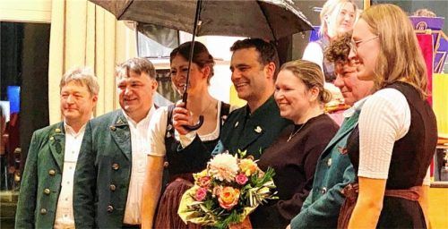Bei der Zusage der Schirmherrschaft-Übernahme: (von links) Dirigent Peter Dögerl, Sprecher Michael Weiß, Theresa Wimmer, Bürgermeister Alois Loferer mit Ehefrau Cosima, Vorsitzender Dr. Andreas Stern und Schriftführerin Sophia Söllner. Foto Hötzelsperger