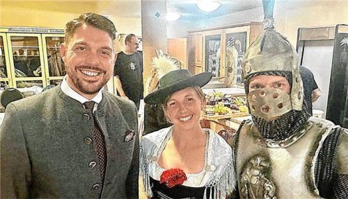 Beim Festabend zur 1100-Jahr-Feier traf Landrat Siegi Walch (links) auf den Ritter Siegi von der Burg Kling aus dem Jahr 924 (Severin Schluck) und sein Trachtenmadl aus dem Jahr 2024 (Anna Wittenzellner).