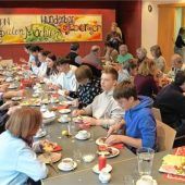 Schüler organisieren Seniorenfrühstück
