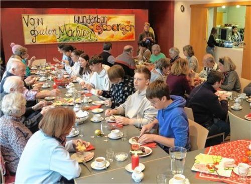 Beim Frühstück gab es Begegnungen und Gespräche zwischen Alt und Jung. Foto baumann