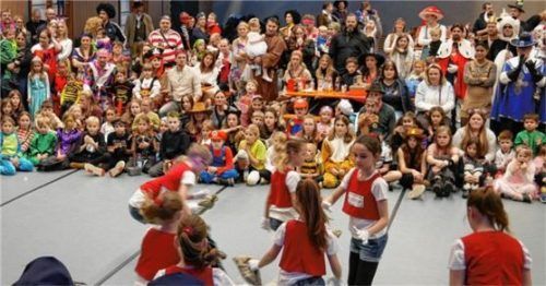 Beim Kinderfasching in der Hartseehalle hatten die kleinen und großen Besucher mit der Kindergarde aus Prien, Clown Beppo und dem DJ jede Menge Spaß. Foto  Re