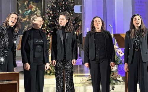 Beim letzten Lied traten die fünf Sängerinnen von „Luminosa“ vor die Notenpulte.Foto janka