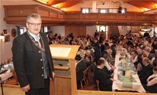 Beim Neujahrsempfang im gut besuchten Trachtenheim dankte Bürgermeister Klaus Meixner insgesamt 56 Bürgern für ihre besonderen Leistungen. Foto re