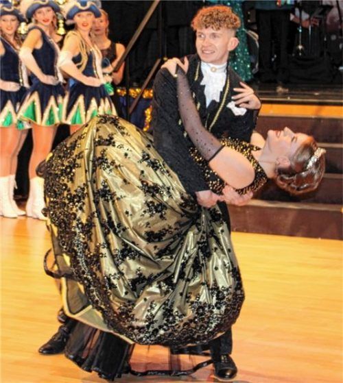 Beim Walzer: Prinz Andreas III. und Prinzessin Maria I.