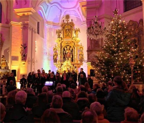 Beim Weihnachtskonzert war die Pfarrkirche Söllhuben bis auf den letzten Platz gefüllt. Foto Pfarrverband Riedering