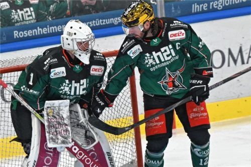 Beistand für Torwart Alexander Rose von Kapitän C.J. Stretch.Foto Hans-Jürgen Ziegler